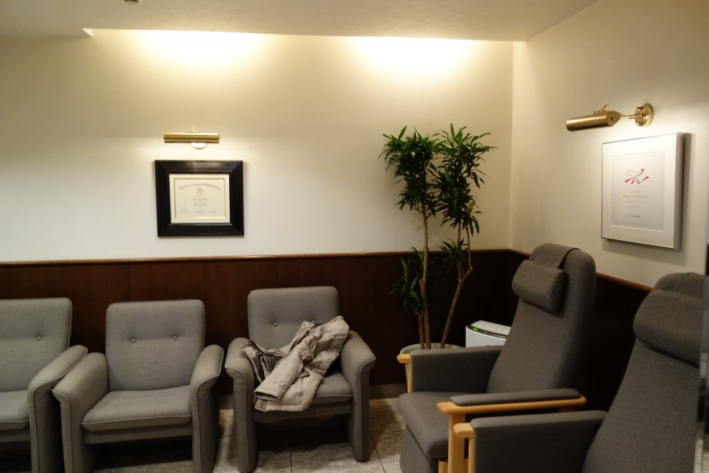 21年前施行の中待合。当時からのフレミングビッツの椅子も健在。